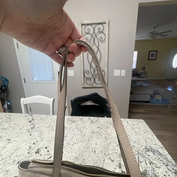 Michael Kors Tote Bag with Structured Design and Smooth Leather - Picture 14 of 14